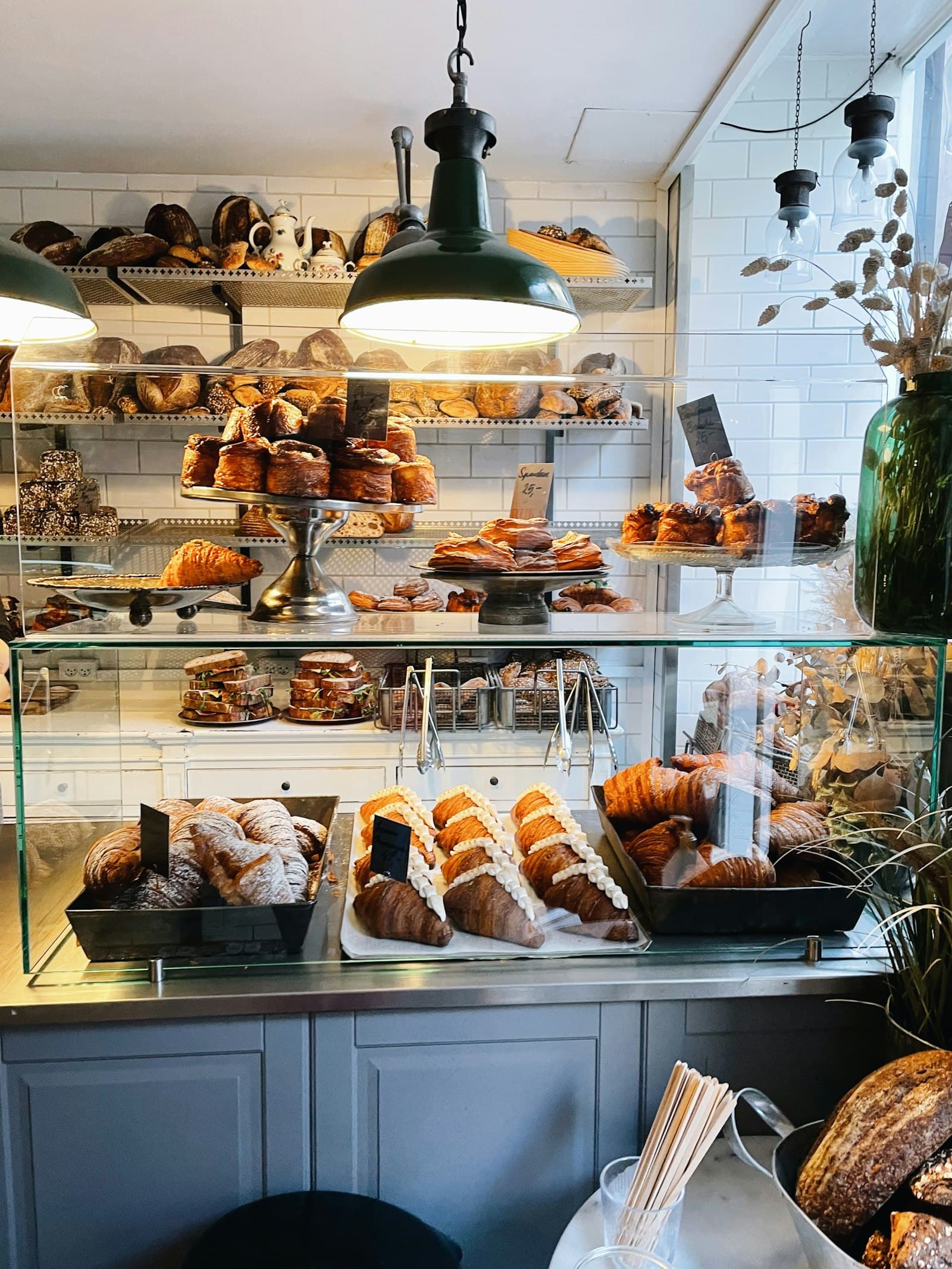 Étals de viennoiseries d'une boulangerie