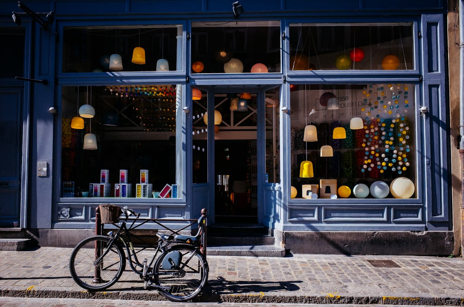 Boutique de centre-ville sur une rue pavée